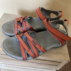 TEVA sandals. Fun orange straps. Size 8.5 minimal wear!